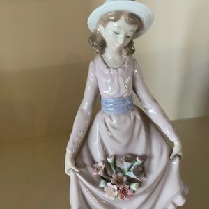 Lladro mint condition FLOWERS IN THE BASQET #05027